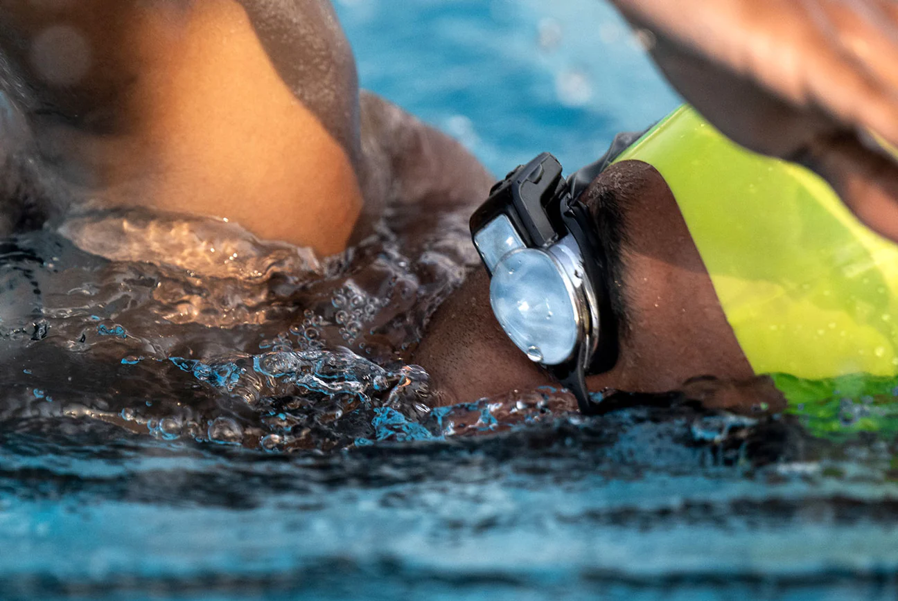 The timer automatically starts and stops as you swim, no more pushing buttons as you hit the wall. This allows you to focus solely on your triathlon training without any distractions, making the most out of every lap.